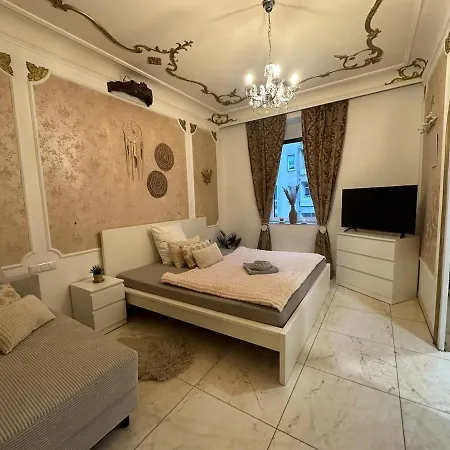 Honor - Extravagance Linz